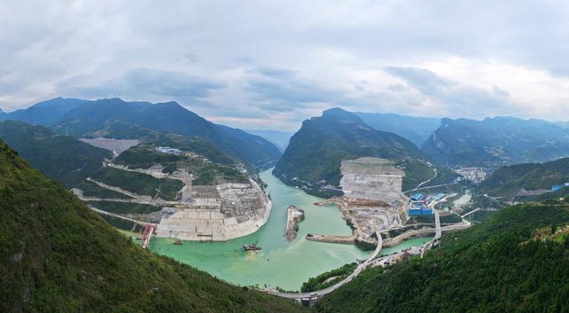 武隆：乌江白马航电枢纽二期围堰截流忙