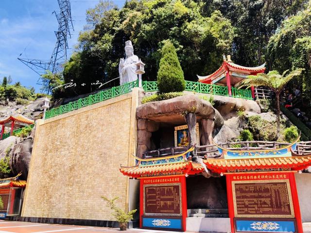 马来西亚这座中华寺庙，竟然建在赌场旁？据说来拜佛的大都是赌徒