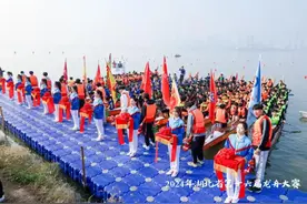 31支龙舟队竞速南湖图片