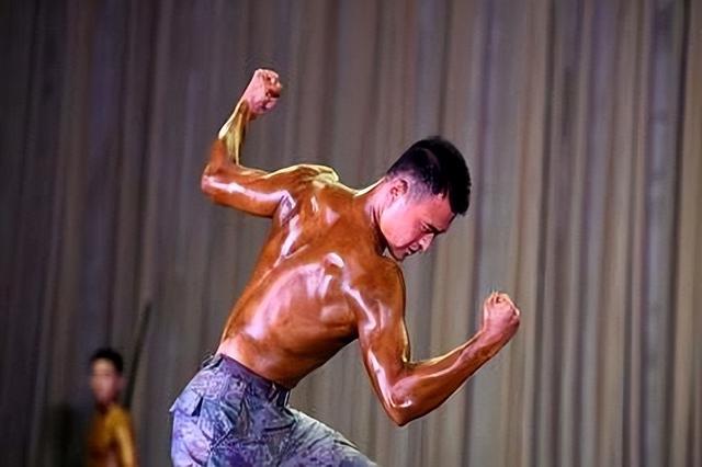 18图 看兵哥哥炫肌肉！