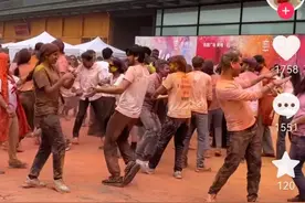 成都某地一群印度人举行印度节日 网友：有点接受不了图片