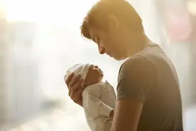 你永远无法想象，第一次当爸爸能有多离谱：我换这个，这个白！图片