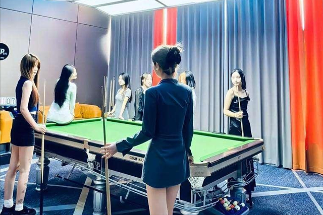 台球厅被曝“特殊服务”：包暗藏玄机，美女助教服务有猫腻