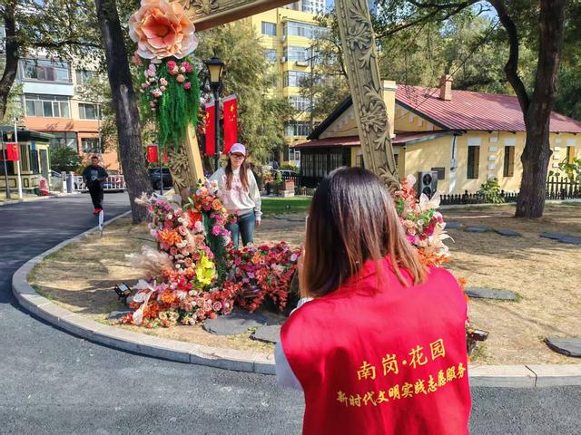 志愿者走进“黄房子”历史文化街区