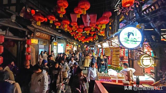 成都人口密度排首位的区，因一座祠堂而得名，夜市烟火气很浓！