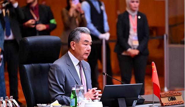 泰柬停火第二天	，中方2000万援助送到，王毅当面对柬提出两个要求