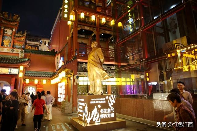 坡子街的夜色里，藏着长沙的烟火人间