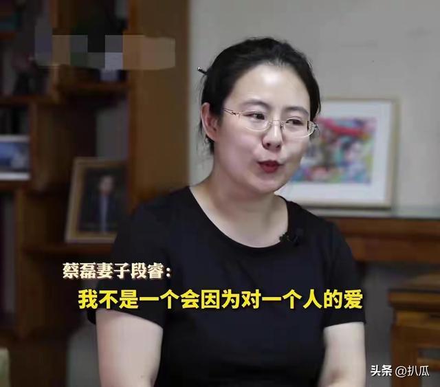 蔡磊传出好消息！终于能下楼溜达，见到儿子笑了，爷俩靠镜子交流