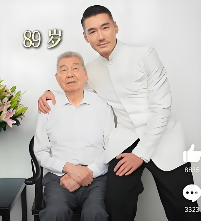 胡兵的老父亲，已89岁，年轻时一定挺帅气，生了俩儿子都气宇不凡