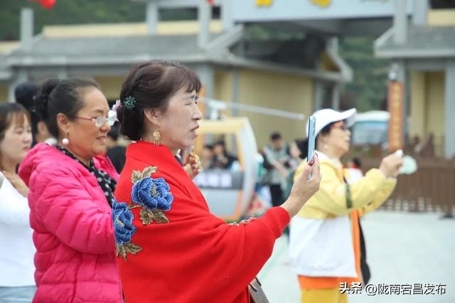 国庆第三日，官鹅沟秋色正浓人气旺