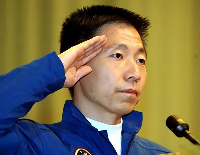 我国首位航天员杨利伟，被授予少将军衔，退休后能享受什么待遇？