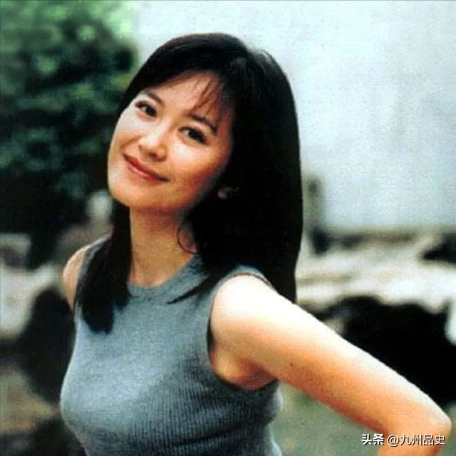 至今未婚未育，身边却有男人陪了近20年！54岁的她才是真人间清醒