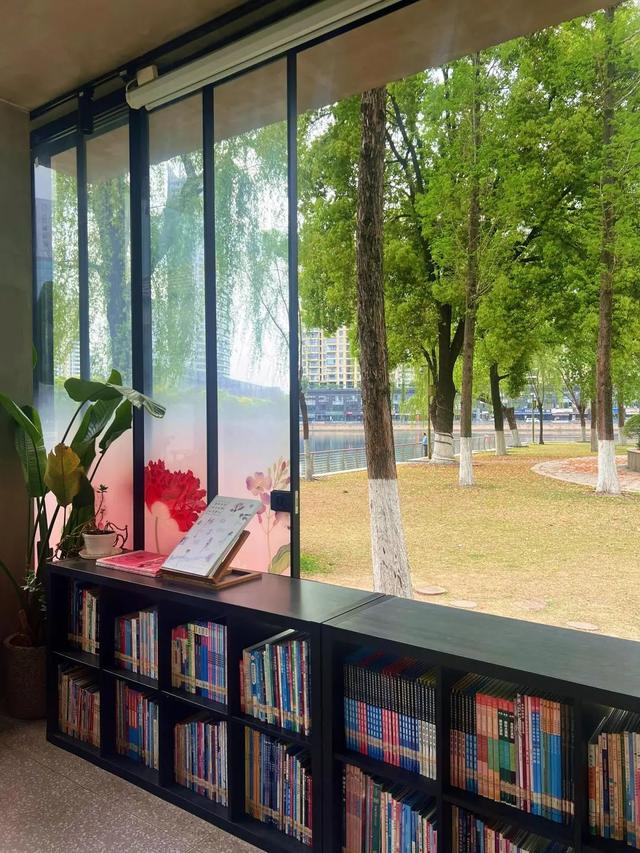 藕花深处棹歌远，江汉夏日荷风集