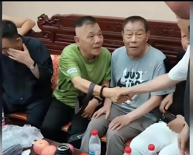 德云社众人送杨老爷子。