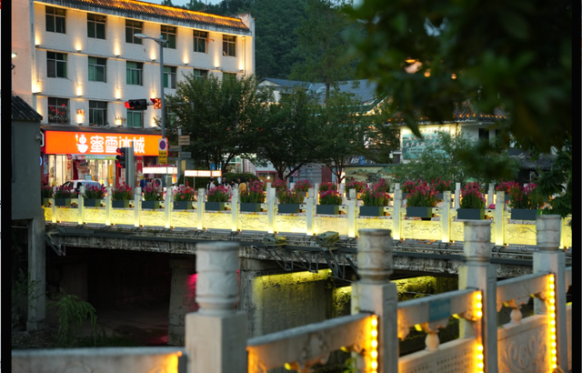 错峰隐居秦岭，开启初秋第一场旅行→