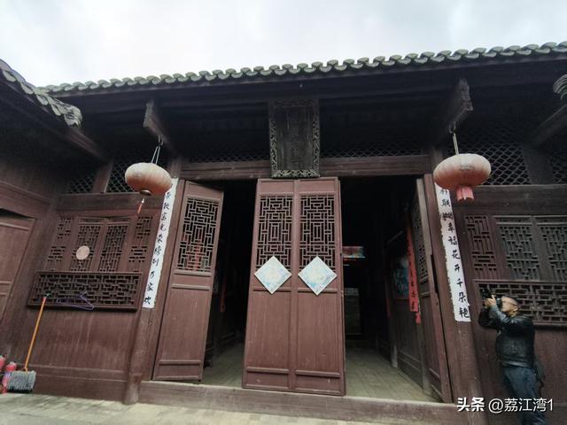 金叶映古村，醉美长岗岭