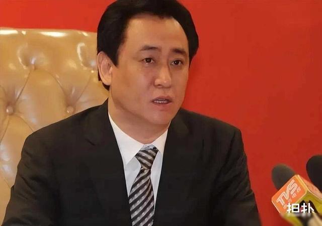 地产豪门的接班人，杨惠妍资产缩水上千亿，许鹤腾跟着父亲被捉了