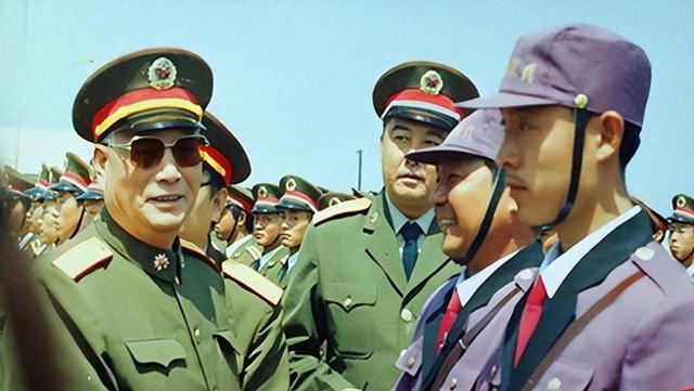 他是中央军委原副主席，55年被授少校军衔，93年又被提拔为上将