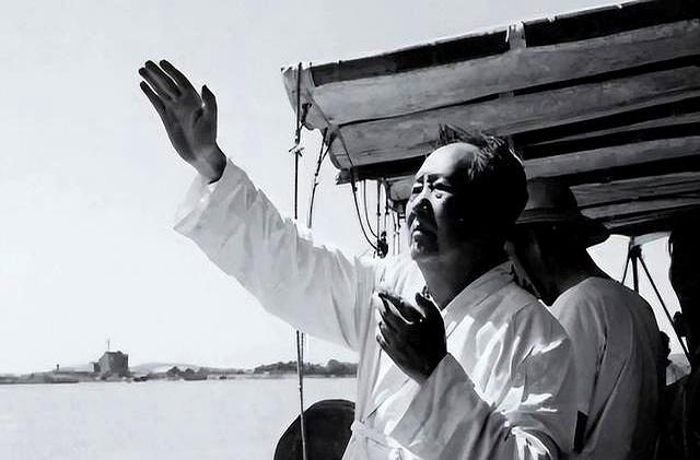 毛主席去算卦，老和尚看后说：江河湖海皆可游，唯独黄河不能去