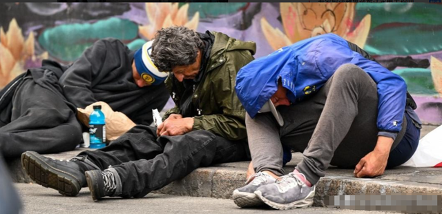 特朗普举着孩子照片，对哭泣的母亲承诺：我相信中国会执行死刑的