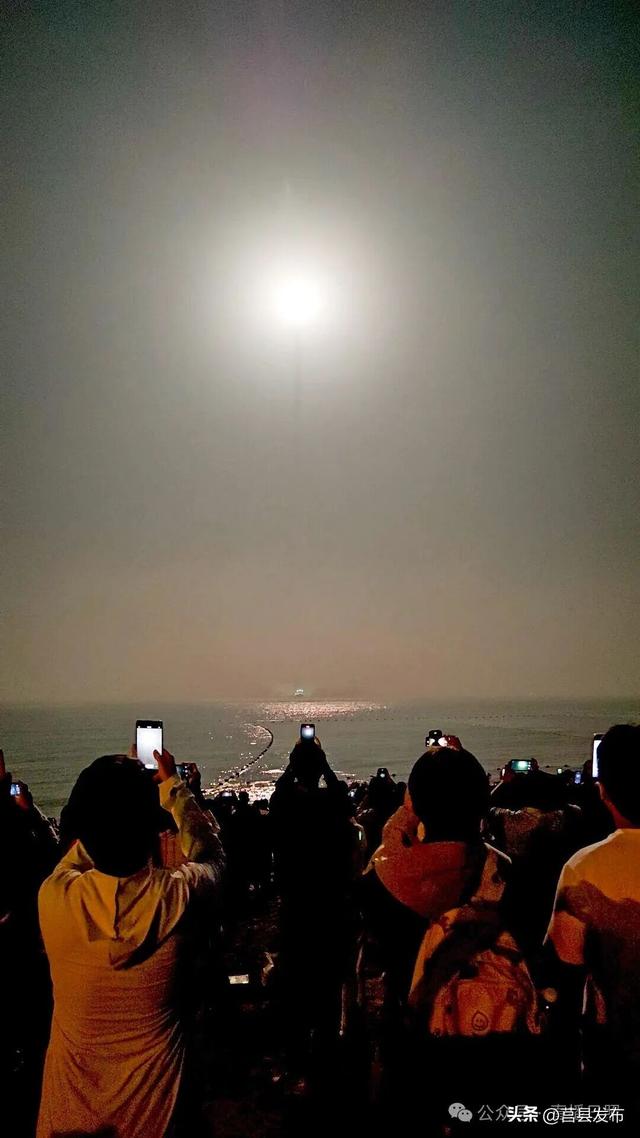 高燃！凌晨3时48分的日照海边，人山人海！这一幕，太震撼！