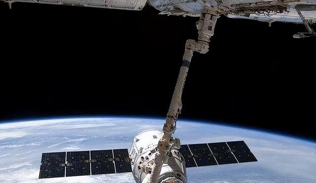 神舟二十号遭太空碎片撞击，航天员滞留太空，中国应急飞船待命