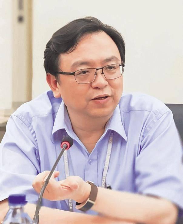 比亚迪老板女儿参加巴黎名媛舞会，她打扮贵气，长得像爸爸王传福