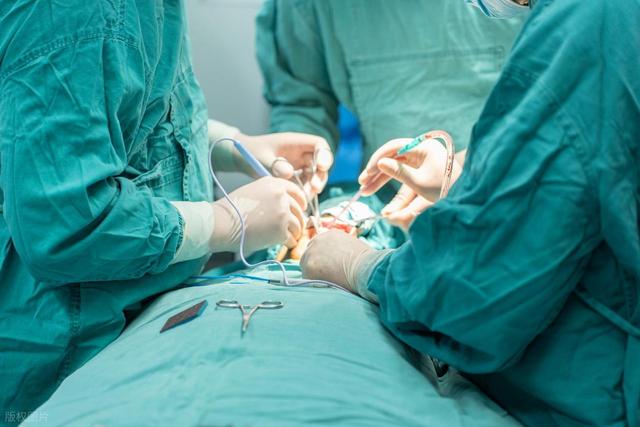 90%女生都有大小胸！轻度差异不用治，明显不对称这样调