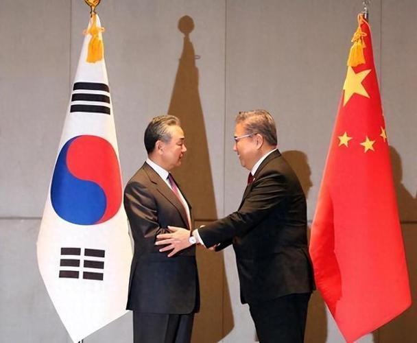 李在明收到中国阅兵邀请，想了13天用4字回应，要看特朗普脸色