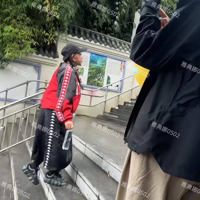 刘晓庆70的年纪18的打扮宁静矮黑胖，夕阳红老年团硬夸成一路繁花