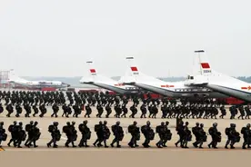 中美空降部队现状！解放军空15军实力强劲，力压美军两个空降师！图片