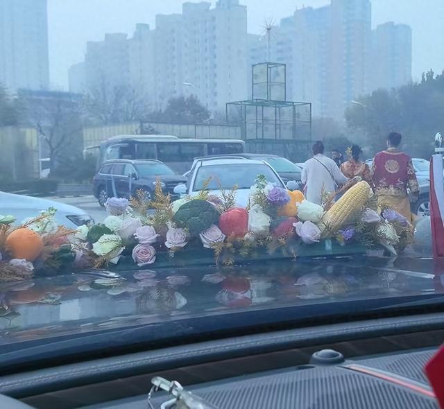 结婚遭拦车索要50条香烟，总价值约6000元，街道办接线员称拦婚车较常见不拦反而不好	，律师：或构成敲诈勒索