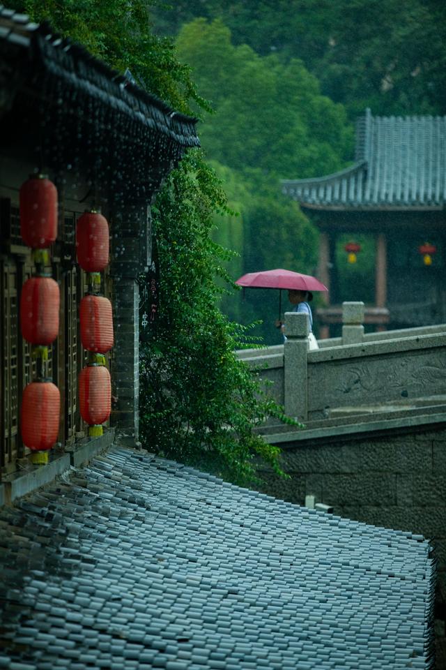 雨中古城的诗意浪漫