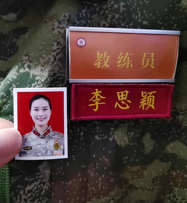 女民兵李思颖阅兵回家后仅半天，又官宣新身份，太牛了，全网恭喜