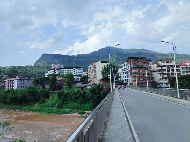 沿合（江）习（水）公路，跨越川黔边界