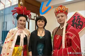 73岁朱琳近况曝光！洛阳旅游，当地领导陪同，没生孩子的她好年轻图片