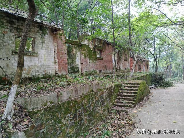 湖南深山中废弃的军事基地，有防空洞和配套水库，现在已成废墟