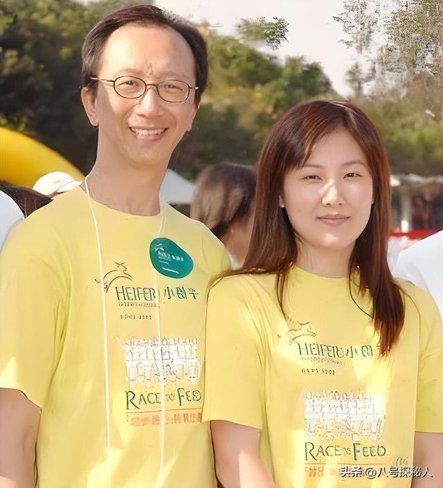 儿子才满20，丈夫便已是七旬老人，嫁给富翁的伏明霞现在后悔不？