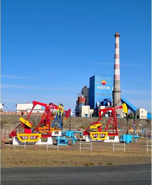 我是上海人，到克拉玛依见克一号井，又在百里油区赏炼塔夜景。