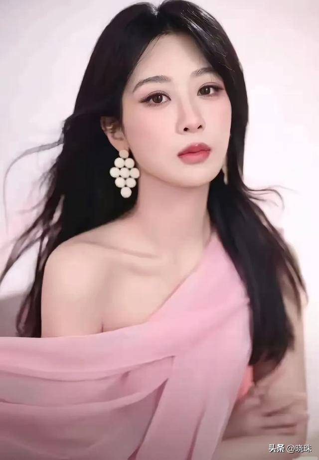 杨紫低胸杀疯了！这次玩大了：圆润身材穿出高级性感，谁还敢嘲！