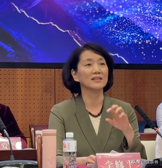 李修平近况：身材高挑资深美，结婚20年无儿女，专注事业不内耗