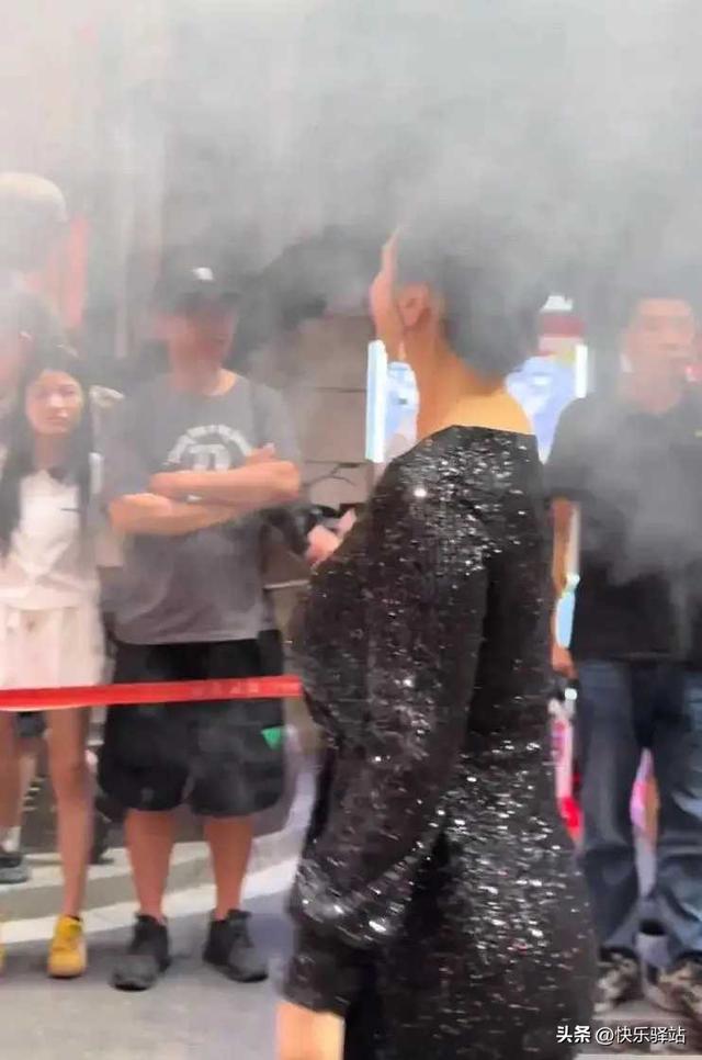 57岁翁虹景区跳舞“谋生”，穿紧身裙暴露真实身材，看着有150斤