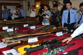 一天缴枪17万，从人人持枪到最严禁枪令，为何中国一定要禁枪？图片