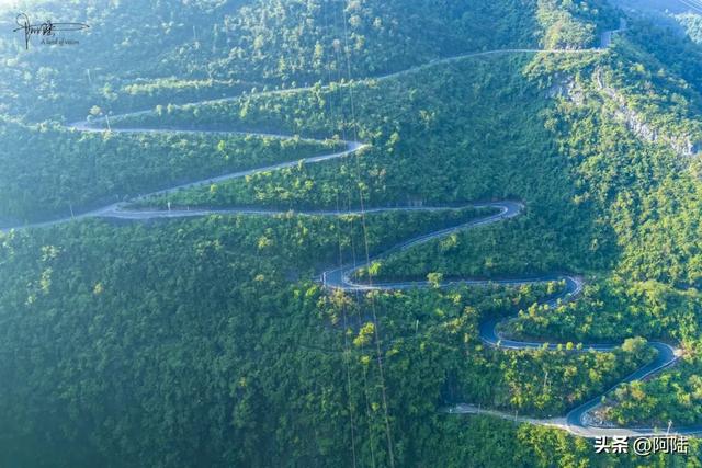 铜仁大峡谷旁边有条村道，由连续十多个发夹弯组成，堪称跑山胜地