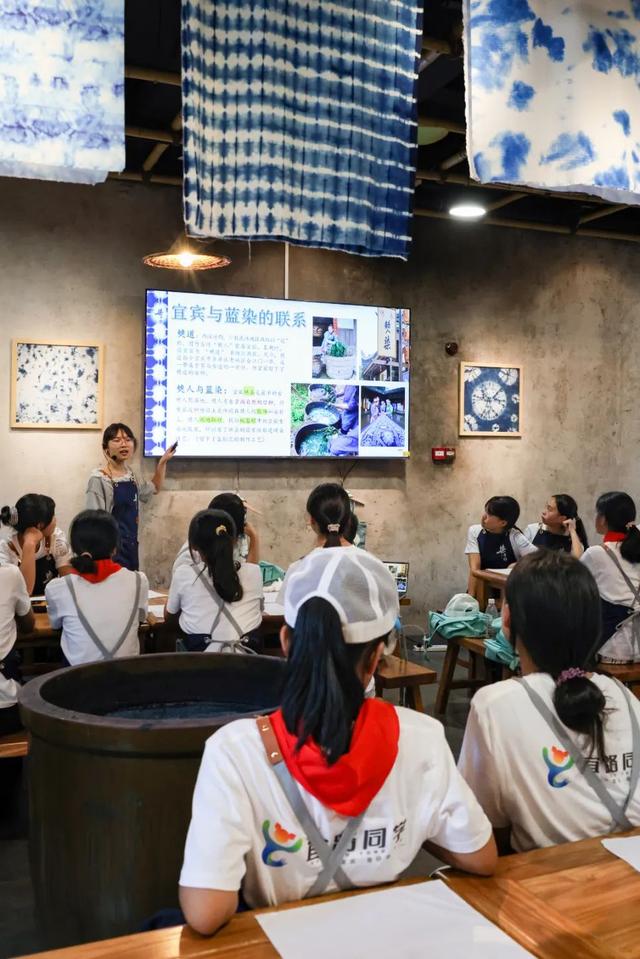 宜宾冠英古街秋假遛娃指南：非遗扎染、燃面研学、江边喂鱼，一站式玩透！