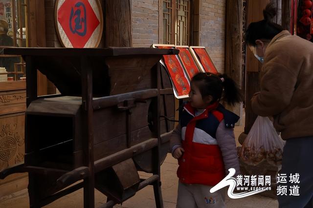 万荣：锦里古街人气旺