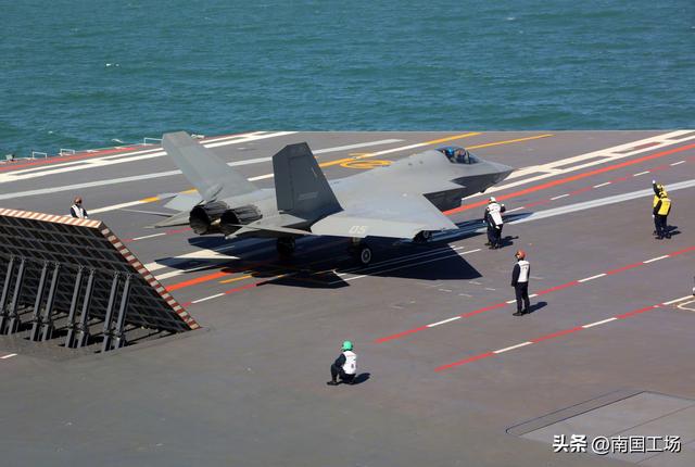 中国又要“背锅”了？美军舰载机坠入南海，中国2艘航母就在附近