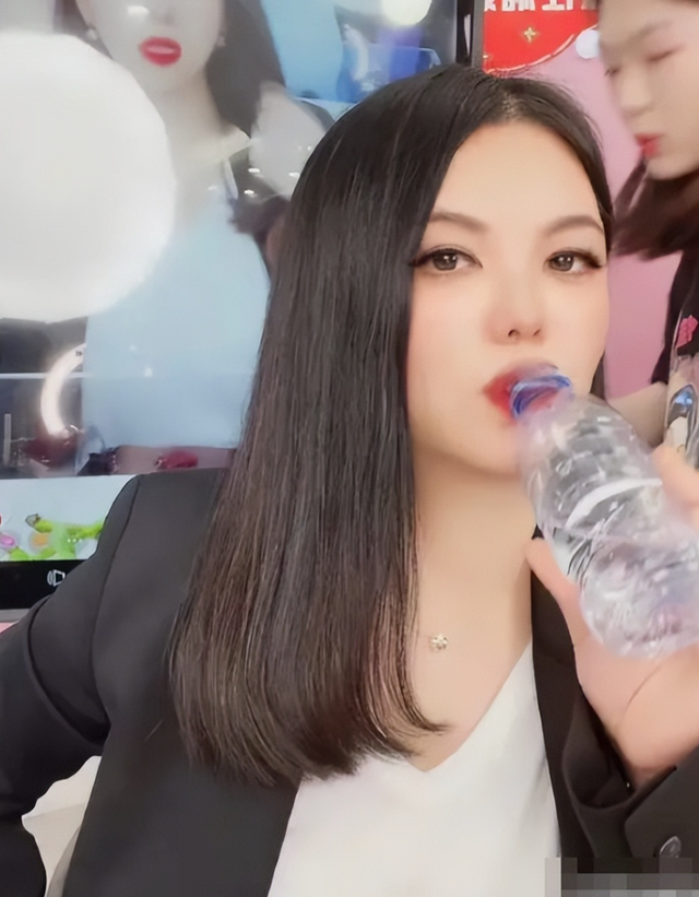 李湘也没想到	，11年前让她怀二胎的人，如今竟成为她的“救赎”