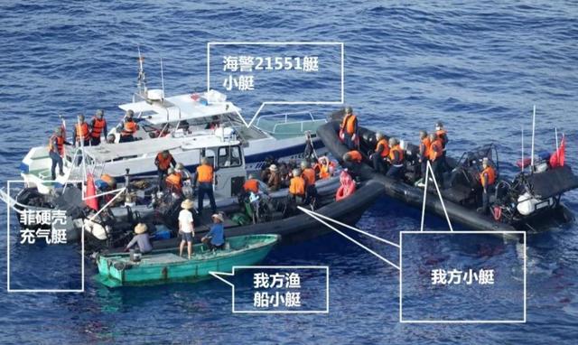 首次曝光：仁爱礁海域，中国海警拖离菲侵权船只，菲士兵已掏出枪