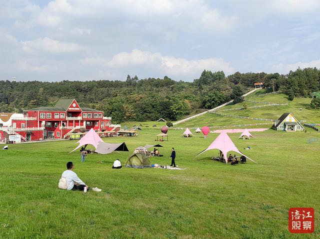 蓝天草地间，风温柔，心自由